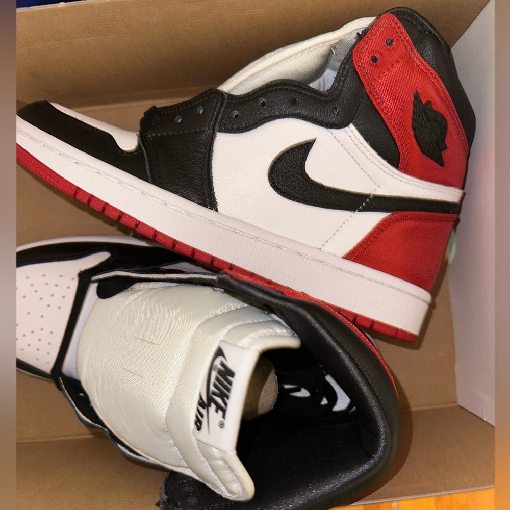 Jordan 1 Retro High satin black toe